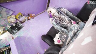 Anuskatzz alone and playing